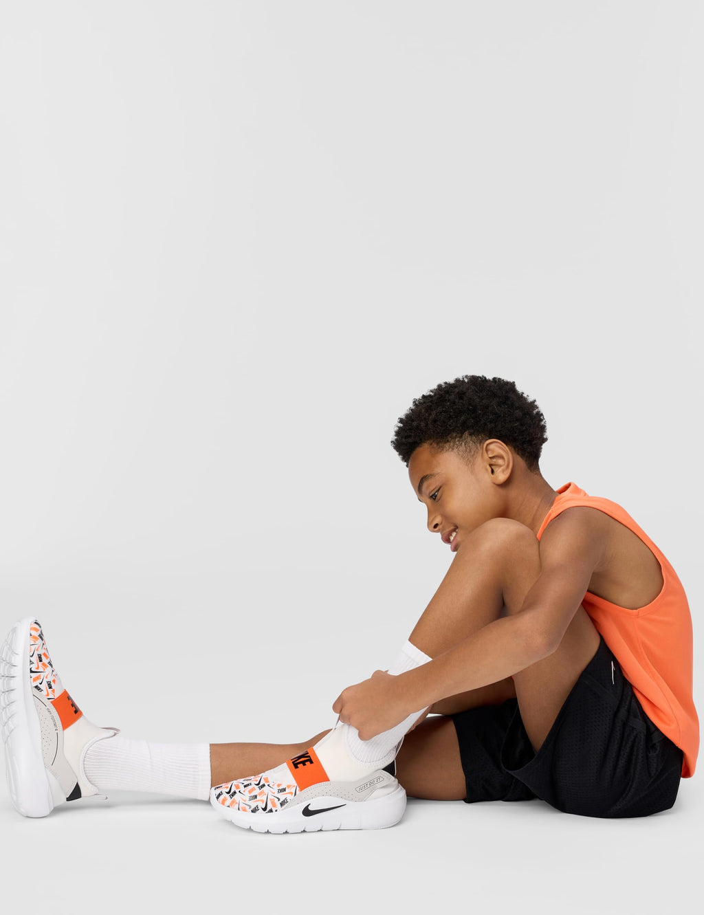 Nike Kid's Flex Runner 4 AOP, White/Black-Safety Orange-Vast Grey, 6Y